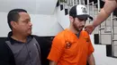 Fachri ditangkap ketika baru bangun tidur. Ayah dua anak itu ditangkap dihadapan anak-anaknya yang masih kecil. Beberapa alat bukti diamankan Satuan Reserse Narkoba Jakarta Selatan. (Deki Prayoga/Bintang.com)