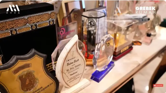 Interiornya tampak nggak berlebihan, 7 potret rumah Ustaz Derry Sulaiman ini banyak pajangan lukisan