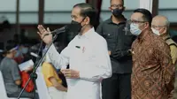 Gubernur Jawa Barat Ridwan Kamil mendampingi Presiden Joko Widodo saat meninjau vaksinasi massal di Stadion Candrabagha, Kota Bekasi, Senin (14/6/2021). (Foto: Setpres RI)