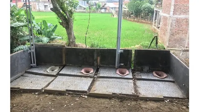 8 Toilet Outdoor dengan Konsep Bisa Buat Ngobrol Ini Kelewat Unik