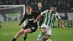 Gelandang muda AZ Alkmaar, Kees Smit (kiri), menjadi target transfer dua raksasa Spanyol, Real Madrid dan Barcelona. (Attila KISBENEDEK / AFP)