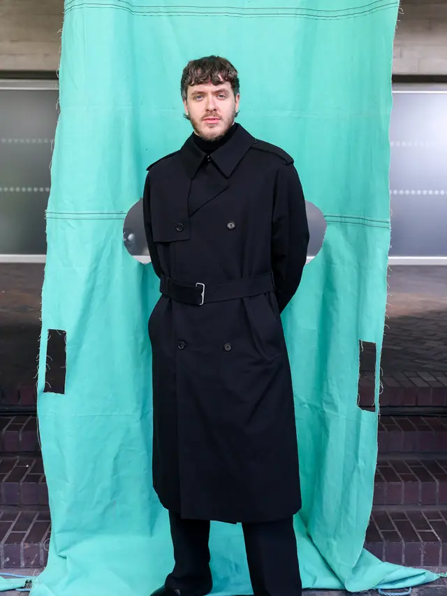 Parade Busana Seleb Hadiri Burberry Summer 2025 di London Fashion Week, dari Lila Moss hingga Bright Vachiwrait