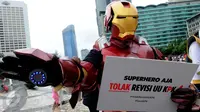 Seorang aktivis mengenakan kostum Ironman selama aksi menolak revisi UU KPK,Jakarta, (21/02). Superhero ini tergabung dalam Koalisi Masyarakat Anti-Korupsi. (Liputan6.com/Helmi Afandi)