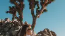 <p>Nikita Willy tampil dengan look semi formal saat trip ke Joshua Tree di California. Memadukan kemeja lengan panjang berwarna putih dan celana khaki yang membuatnya menyatu dengan latar bebatuan di pegunungan. (instagram/indpriw)</p>