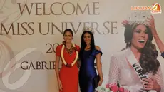 Miss Universe 2013 Gabriela Isler dan Putri Indonesia 2013 Wulandari Herman berpose bersama. Keduanya tampak cantik, anda pilih yang mana? (Liputan6.com/Andrian M Tunay).