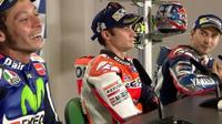Pebalap Repsol Honda, Dani Pedrosa, hanya terdiam dengan tatapan mata kosong saat dua rider Movistar Yamaha, Valentino Rossi dan Jorge Lorenzo, terlibat adu argumen pada konferensi pers selepas balapan MotoGP San Marino, Minggu (11/9/2016)