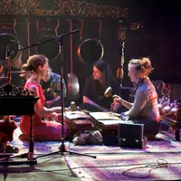 Kamu wajib simak cover-an lagu band-band Indonesia oleh para musisi luar negeri. Cekidot!