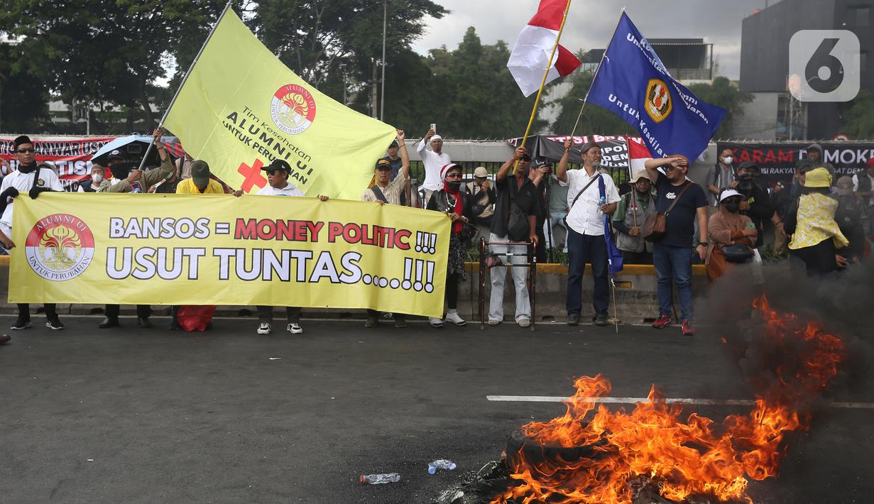 Massa dari berbagai elemen yang tergabung dalam tergabung dalam Koalisi Nasional Penyelamat Demokrasi membakar ban bekas saat berunjuk rasa di depan Gedung DPR/MPR, Jakarta, Selasa (5/3/2024). (merdeka.com/Arie Basuki)