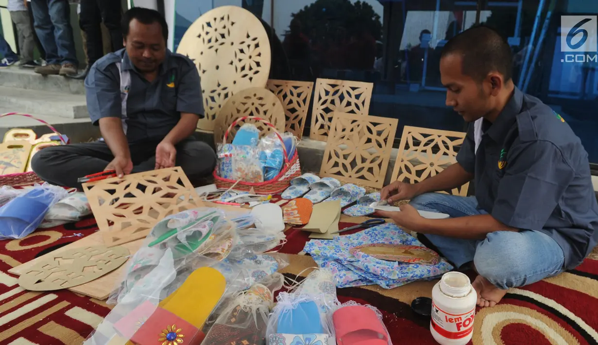Warga binaan membuat sandal di Panti Sosial Permadi Putra (PSPP) Galih Pakuan, Bogor, Jawa Barat, Rabu (1/8). Selain pembinaan secara gratis, warga binaan juga mengikuti berbagai kursus keterampilan kemandirian. (Merdeka.com/Arie Basuki)