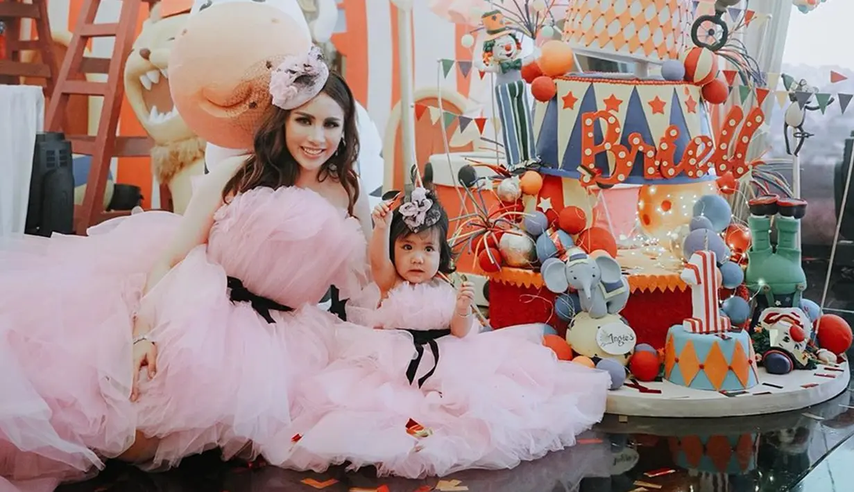 Bahkan, saat ia dan suami merayakan ulang tahun sang putri. Penampilan keduanya pun terlihat kompak. Momo dan sang putri terlihat menggunakan dress berwarna merah muda dengan detail warna hitam. (Liputan6.com/IG/@therealmomogeisha)