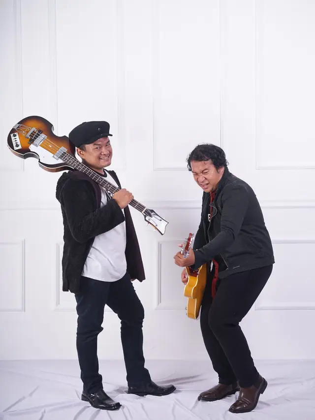 Fantasy merupakan duo grup asal Malang yang beranggotakan Gangga Mascoditos dan Deva Deffa Gustiawan.