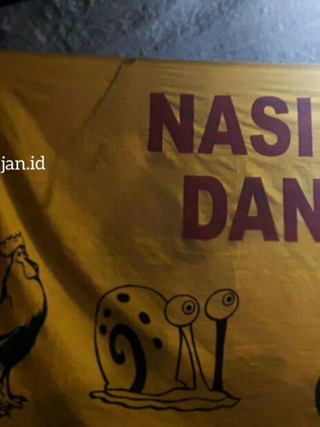 7 Kesalahan di Spanduk Kaki Lima Ini Bikin Mikir Keras