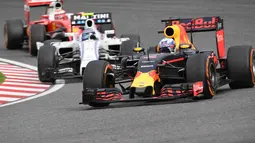 Pebalap Red Bull, Daniel Ricciardo, bersaing ketat dengan pebalap Williams, Valtteri Bottas, dalam balapan F1 GP Jepang di Sirkuit Suzuka, Jepang, Minggu (9/10/2016). (AFP/Toshifumi Kitamura)