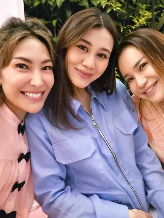 Wajah bumil Aaliyah Massaid tampil glowing meski dengan sedikit makeup, hanya terlihat lipstik matte coklat. Rambut coklatnya dibiarkan terurai. [@mrsayudewi]