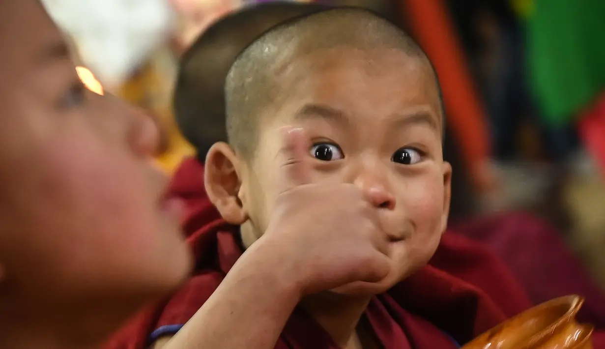 Biksu muda Buddha meminum teh paginya di dalam biara utama Tawang di kota Tawang di negara bagian Arunachal Pradesh, India timur laut pada 5 April 2023. (AFP/Arun Sankar)