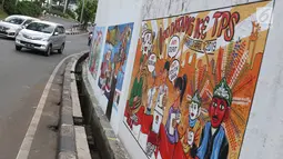 Kendaraan melintasi mural bertema Pemilu 2019 di kawasan Dukuh Atas, Jakarta, Senin (1/4). Mural-mural tersebut dibuat dalam rangka menyukseskan Pemilu yang akan berlangsung pada 17 April 2019 mendatang. (Liputan6.com/Immanuel Antonius)