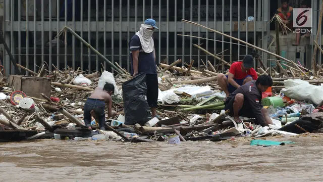 Mengais Rezeki di Sela - Sela Tumpukan Sampah