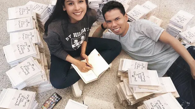 6 Editan Foto Pria Bareng Maudy Ayunda Ini Bikin Ketawa Geli