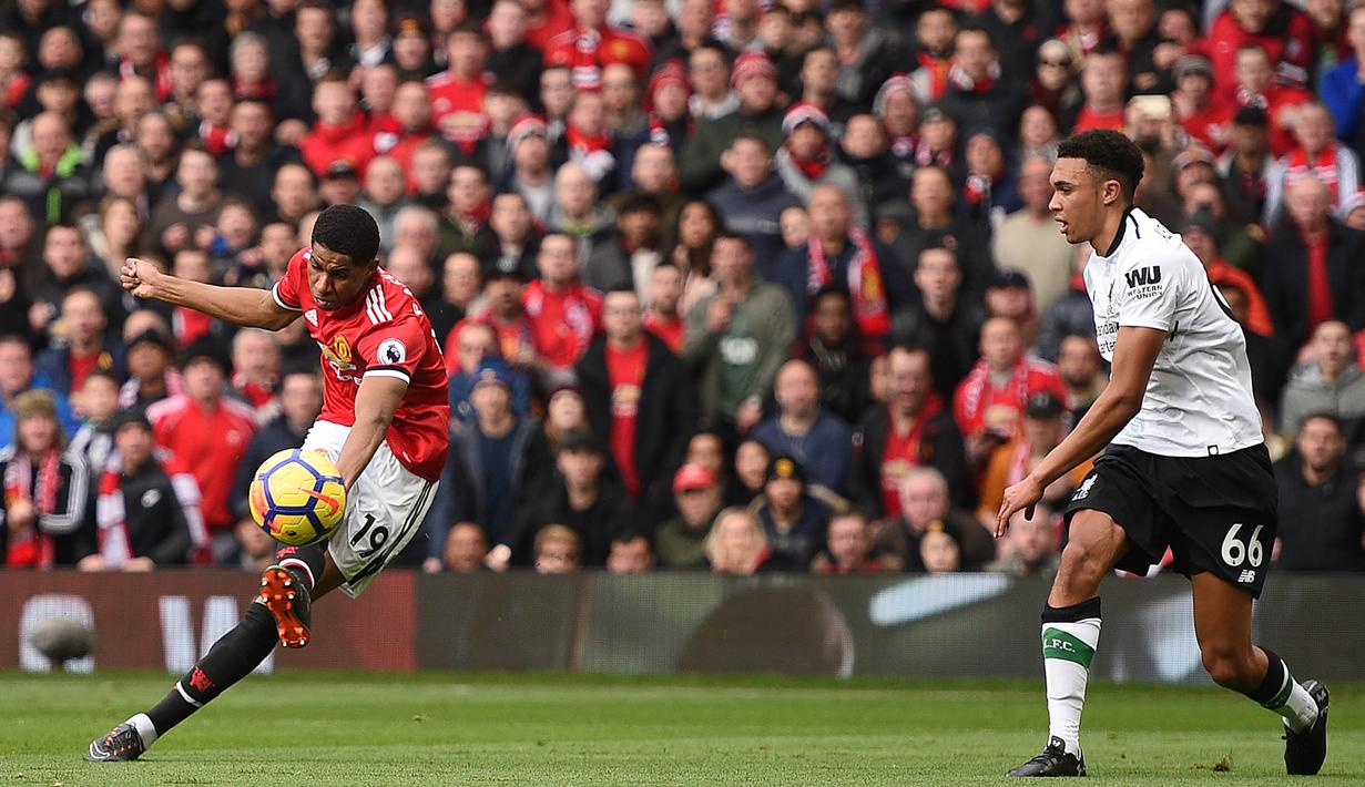 Proses terjadinya gol yang dicetak striker Manchester United, Marcus Rashford ke gawang Liverpool pada laga Premier League di Stadion Old Trafford, Manchester, Sabtu (10/3/2018). MU menang 2-1 atas Liverpool. (AFP/Oli Scarff)