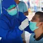 Seorang tahanan di Pekanbaru melakukan tes swab untuk mengetahui infeksi Covid-19. (Liputan6.com/Istimewa)