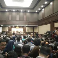 Meskipun banyak yang mengatakan bahwa sidang Jessica terlalu lama, namun tetap saja sidangnya selalu ramai disesaki pengunjung. (Bintang.com/Dadan Eka Permana)