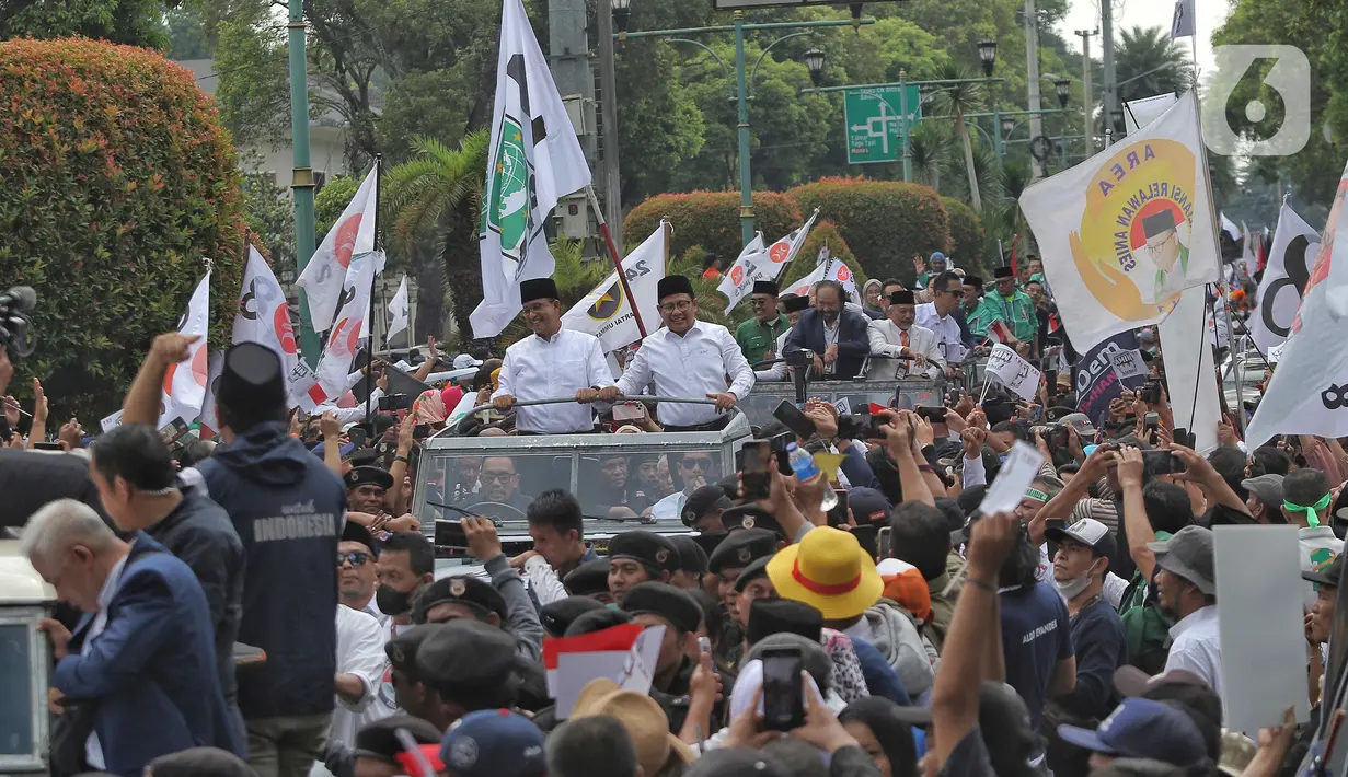 Simpatisan dan kader memenuhi ruas jalan mengawal pasangan bakal capres dan cawapres Koalisi Perubahan ke Kantor KPU. (Liputan6.com/Angga Yuniar)