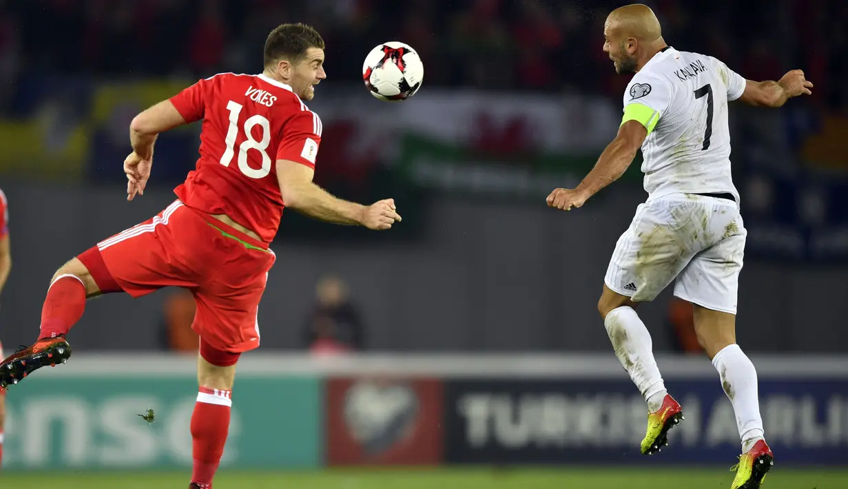 Duel pemain Wales, Sam Vokes (kiri) dan pemain Georgia, Jaba Kankava pada kualifikasi Piala Dunia 2018 grup D di Boris Paichadze Dinamo Arena, Tbilisi (06/10/2017). Wales menang 1-0. (AFP/Alexander Nemenov)