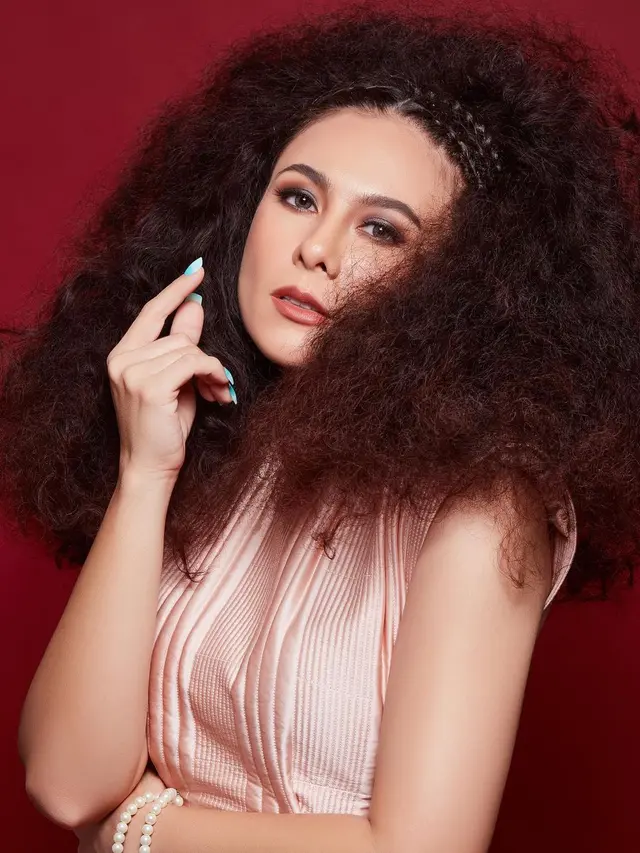 6 Gaya Pemotretan Wulan Guritno dengan Style Ala 60-an, Curi Perhatian