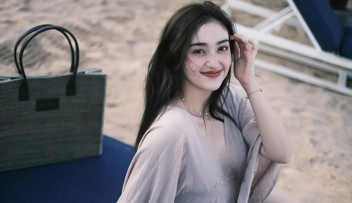 Tanpa tambahan celana, dress ini menonjolkan paha mulus Ranty yang menjadi pusat perhatian. Unggahan penampilan ini mendapat banyak tanggapan dari netizen. Banyak yang memuji kecantikannya dan menyebut kekasih Rayn Wijaya ini tampil begitu seksi. (Liputan6.com/IG/@rantymaria)