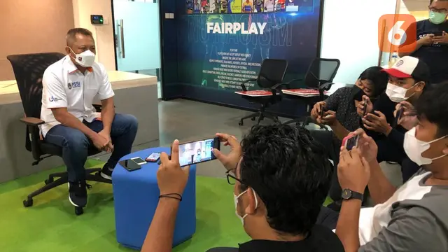 Direktur Operasional PT LIB, Sudjarno, dalam sesi konfrensi pers di kantornya pada Kamis (17/6/2021) untuk membahas perkembangan terbaru LIga 1 2021. (Bola.com/Ario Yosia)