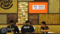 Petugas kepolisian memeriksa keterangan saksi di sekitar lokasi ledakan tabung gas sebuah  rumah makan di Mall Gandaria City, Jakarta, Kamis (19/5/2016).  (Liputan6.com/Helmi Fithriansyah)