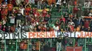 Suporter Persija membentangkan spanduk merayakan kemenangan tim Macan Kemayoran atas Perserui pada lanjutan Liga 1 Indonesia di Stadion Patriot Candrabhaga, Bekasi, Selasa (13/6). Persija menang telak 3-0 atas perserui. (Liputan6.com/Helmi Fithriansyah)