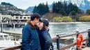 Queenstown sendiri menjadi destinasi yang sering dipilih oleh pasangan-pasangan yang ingin menikmati keindahan alam serta suasana tenang jauh dari hiruk-pikuk kota besar. Felicya dan Hito membuktikan bahwa selain kesibukan di dunia hiburan, mereka selalu menyempatkan waktu untuk menikmati momen berkualitas bersama, menjadikan hubungan mereka semakin kuat dan harmonis. (Liputan6.com/IG/@felicyangelista_)