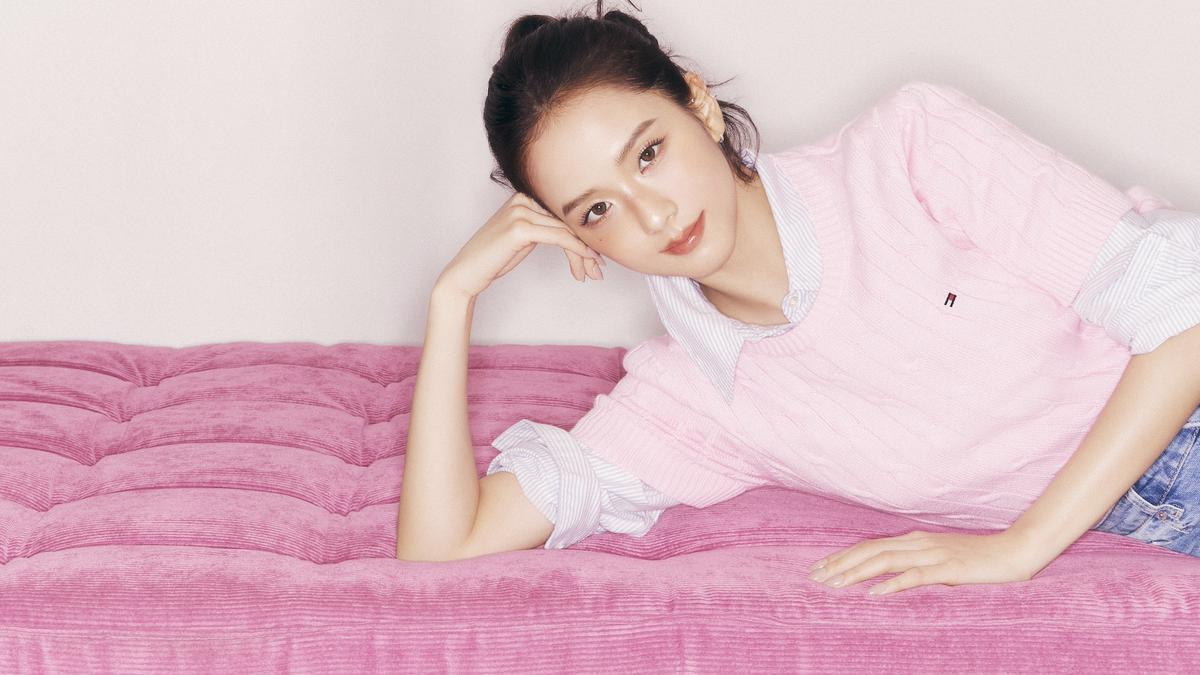 Dari Playful hingga Elegan, 8 Gaya Jisoo BLACKPINK Bintangi Kampanye Spring 2025 Tommy Hilfiger
