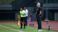 Pelatih Bhayangkara FC, Mario Gomez pada laga lanjutan BRI Liga 1 2023/2024 antara Bhayangkara FC melawan Persita Tangerang di Stadion Patriot Candrabhaga, Bekasi, Minggu (17/12/2023). (Bola.com/Bagaskara Lazuardi)