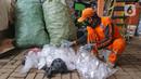Petugas PPSU Kelurahan Kota Bambu Selatan memilih sampah plastik di Bank Sampah Hasil Berkah, Jakarta, Kamis (11/11/2021). Sampah plastik dikonversi menjadi solar menggunakan alat mesin pirolisis untuk mengurangi pencemaran lingkungan. (Liputan6.com/Herman Zakharia)