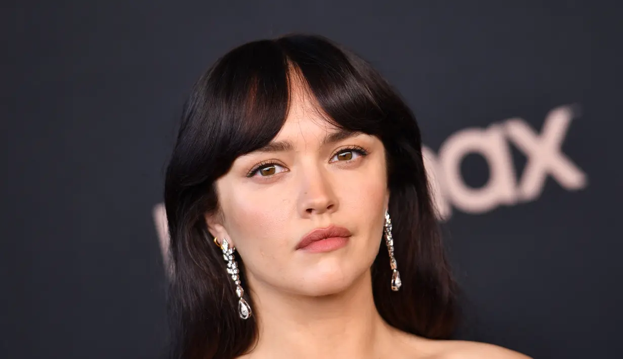 Ekspresi Olivia Cooke saat menghadiri Penayangan Perdana Dunia Serial Drama Asli HBO "House of the Dragon" di Academy Museum of Motion Pictures di Los Angeles, California (27/7/2022). Olivia Cooke juga tampil cantik dengan anting berkilau yang ia pakai. (Frazer Harrison/Getty Images/AFP)