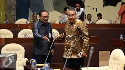 Mendes PDTT, Eko Sandjojo bersiap untuk rapat di Komisi II DPR di Gedung Parlemen, Jakarta, Kamis (6/10). Mendes PDTT dan Komisi II membahas evaluasi pelaksanaan UU tentang Desa.(Liputan6.com/JohanTallo)