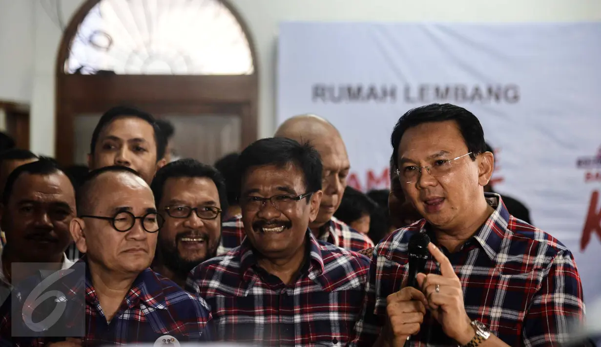 Cagub DKI Jakarta,  Basuki Tjahja Purnama (Ahok) memberikan komentar terkait penetapan dirinya sebagai tersangka di Rumah Lembang, Jakarta, Rabu (16/11). Ahok yakin penetapan sudah melalui proses hukum dengan profesional. (Liputan6.com/Faizal Fanani)