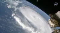 Gambar yang diambil dari NASA TV memperlihatkan Badai Dorian terlihat melalui stasiun luar angkasa internasional, Rabu (4/9/2019). Badai Dorian yang kini mengarah ke Amerika Serikat ini sebelumnya menerjang Kepulauan Bahama dan mengakibatkan sebanyak tujuh orang meninggal dunia. (HO/NASA TV/AFP)