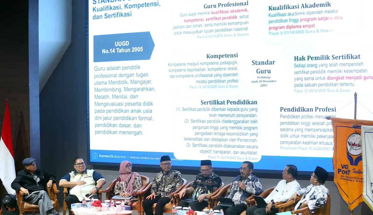 Sejumlah pembicara melakukan pemaparan saat Focus Group Discussion (FGD) yang digelar Forum Masyarakat Indonesia Emas (FORMAS) di Auditorium Penunjang Siaran Luar Negeri, Gedung Radio Republik Indonesia (RRI), Jakarta, Jumat (5/6/2026). (Liputan6.com/Helmi Fithriansyah)