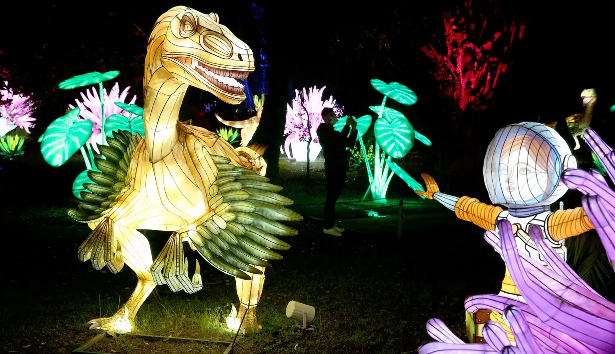 Foto yang diabadikan pada 28 Desember 2020 ini menunjukkan instalasi cahaya dalam sebuah pertunjukan lentera bertajuk "Taman Ajaib" di Tropical Botanical Garden di Lisbon, Portugal. Perhelatan itu akan berlangsung hingga 10 Januari 2021 mendatang. (Xinhua/Pedro Fiuza)