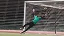 Kiper Timnas Indonesia U-22, Satria Tama, berusaha menghalau bola saat latihan jelang laga final Piala AFF U-22 2019 di Olympic Stadium, Phnom Penh, Kamboja, Senin (25/2/2019). Indonesia akan melawan Thailand. (Bola.com/Zulfirdaus Harahap)