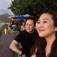 Tampak Sherina pun menikmati keindahan Labuan Bajo bersama ayahnya yang mengenakan atasan kaos hitam lengan pendek. [@sherinamunaf]