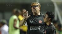 Pelatih PSM Makassar, Robert Rene Alberts, saat pertandingan melawan PSMS Medan pada laga Piala Presiden di Stadion GBLA, Bandung, Selasa (16/1/2018). PSMS Medan menang 2-1 atas PSM Makassar. (Bola.com/M Iqbal Ichsan)