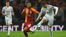 Gelandang Real Madrid, Federico Valverde, mengontrol bola saat melawan Galatasaray pada laga Liga Champions di Stadion Ali Sami Yen Spor, Istanbul, Selasa (22/10). Galatasaray kalah 0-1 dari Madrid. (AFP/Ozan Kose)