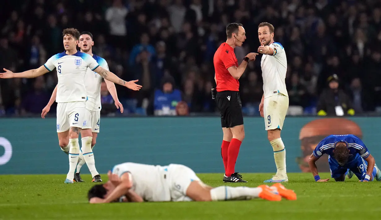 Pertemuan Inggris dengan Italia berlangsung menarik sejak awal. Kedua tim silih berganti menyerang. (AP Photo/Alessandra Tarantino)