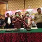 Dari enam tersangka, polisi baru menangkap empat orang yang terlibat kasus skimming BRI di Kediri, Jawa Timur, Maret lalu. (Liputan6.com/Dian Kurniawan)