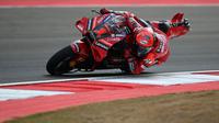 Pembalap Ducati Lenovo, Francesco Bagnaia memacu motornya saat MotoGP Indonesia 2023 yang berlangsung di Sirkuit Mandalika, Lombok, NTB, Minggu (15/10/2023). Bagnaia tampil mengagumkan pada race kali ini. Pembalap Spanyol tersebut berhasil finis pertama meski harus memulai balapan dari posisi ke-13. (AFP/Sonny Tumbaleka)