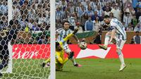 Pemain Timnas Argentina, Lionel Messi mencetak gol ketiga Argentina ke gawang Timnas Prancis dalam laga final Piala Dunia 2022 di Lusail Stadium, Lusail, Qatar, Minggu (18/12/2022) malam WIB. (AP Photo/Martin Meissner)
&nbsp;
&nbsp;
&nbsp;